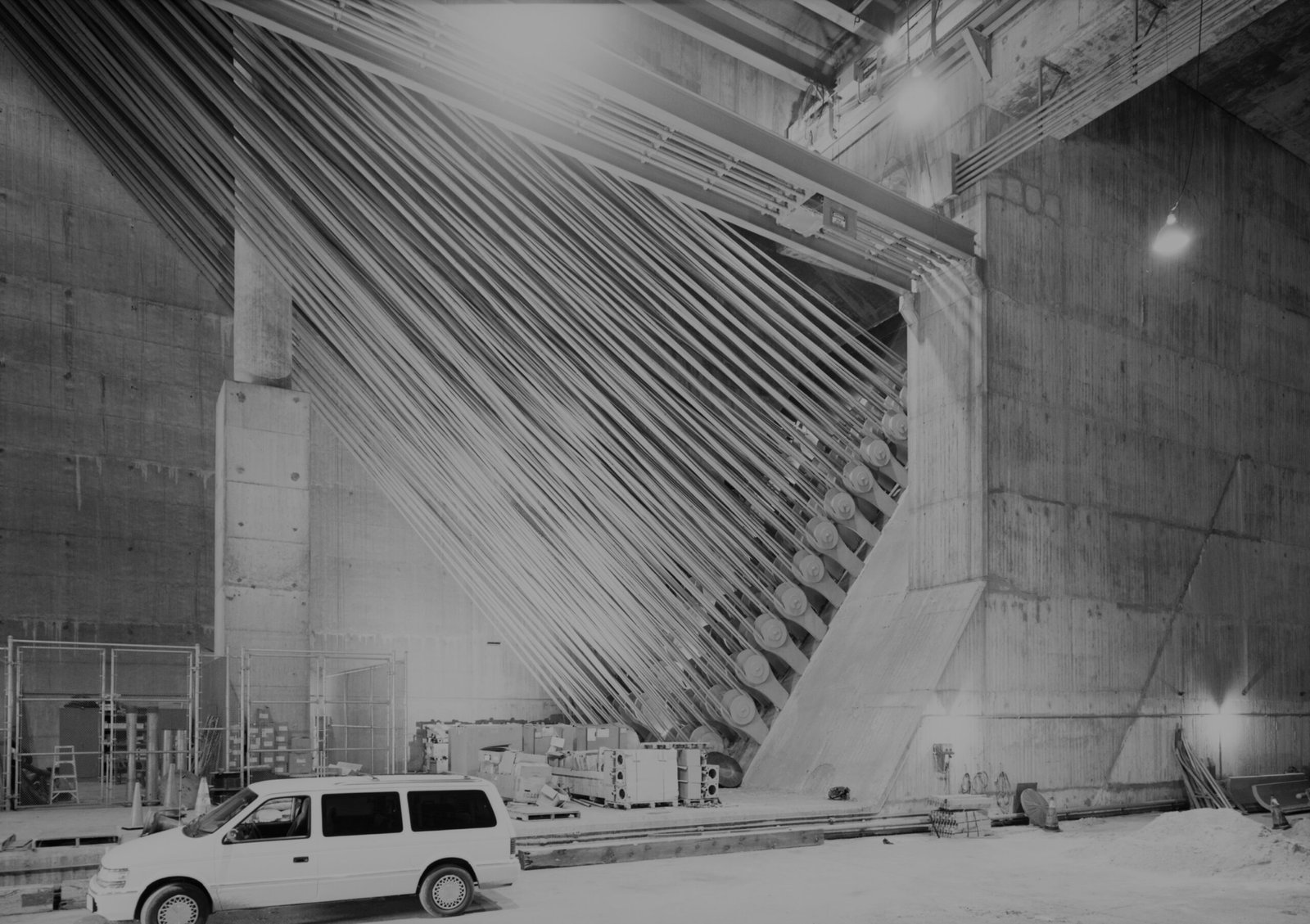 Structural cable anchorage for a full locked cable assembly